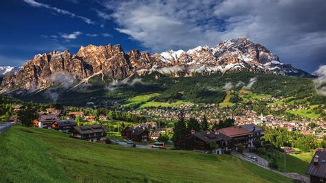 Cortina d’Ampezzo, spesso definita la “Regina delle Dolomiti